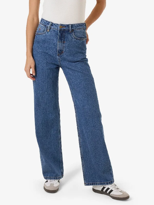 Light - wash women jeans for a fresh and summery appearanceCherry Stretch Jean - Double Rinsed Blues