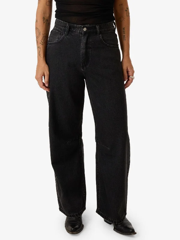 Cargo women jeans with multiple pockets for added functionalityDylan Jean - Aged Black